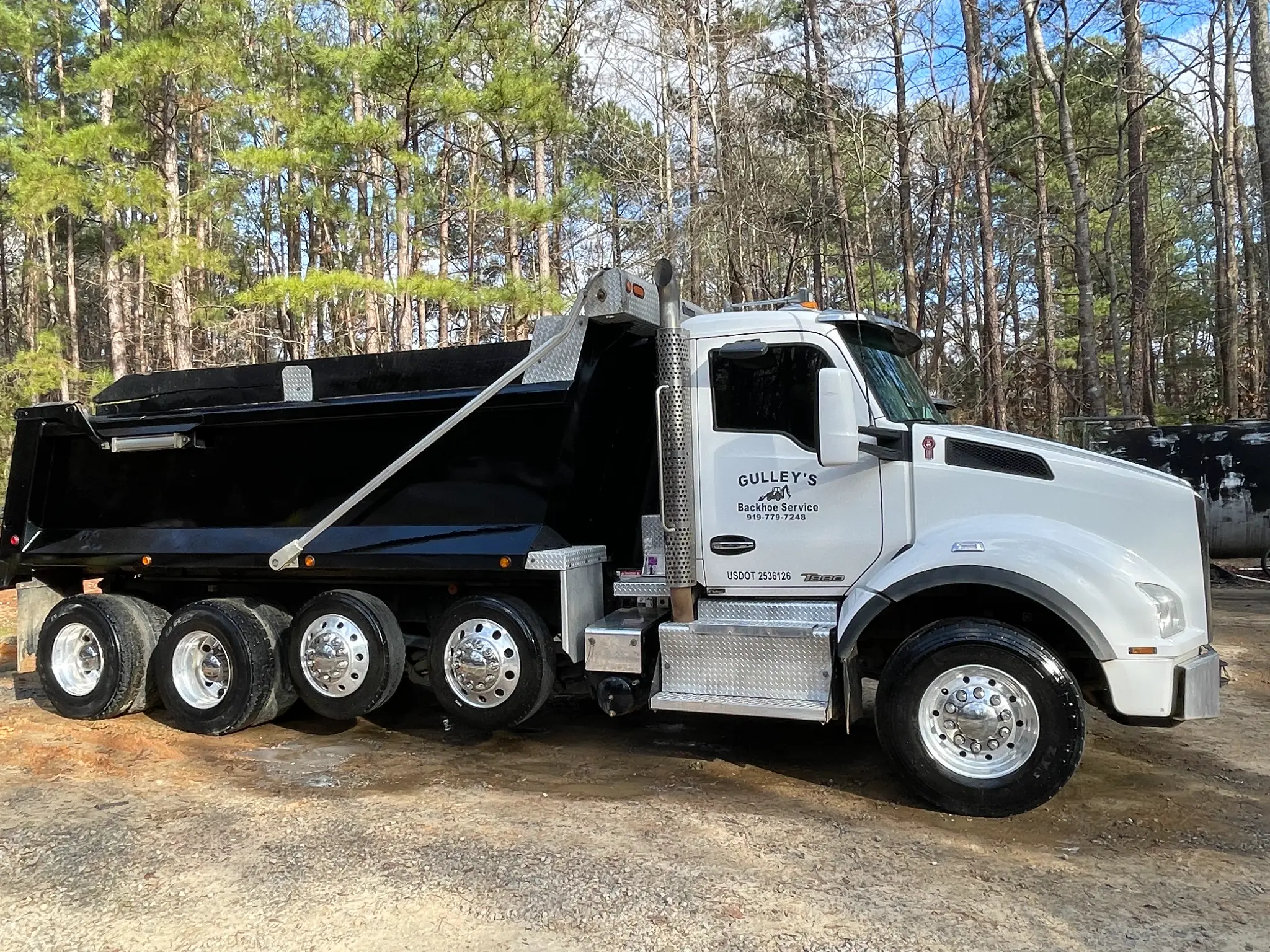 Gulley's Backhoe Service Kenworth T880 quad-axle dump truck, USDOT 2536126